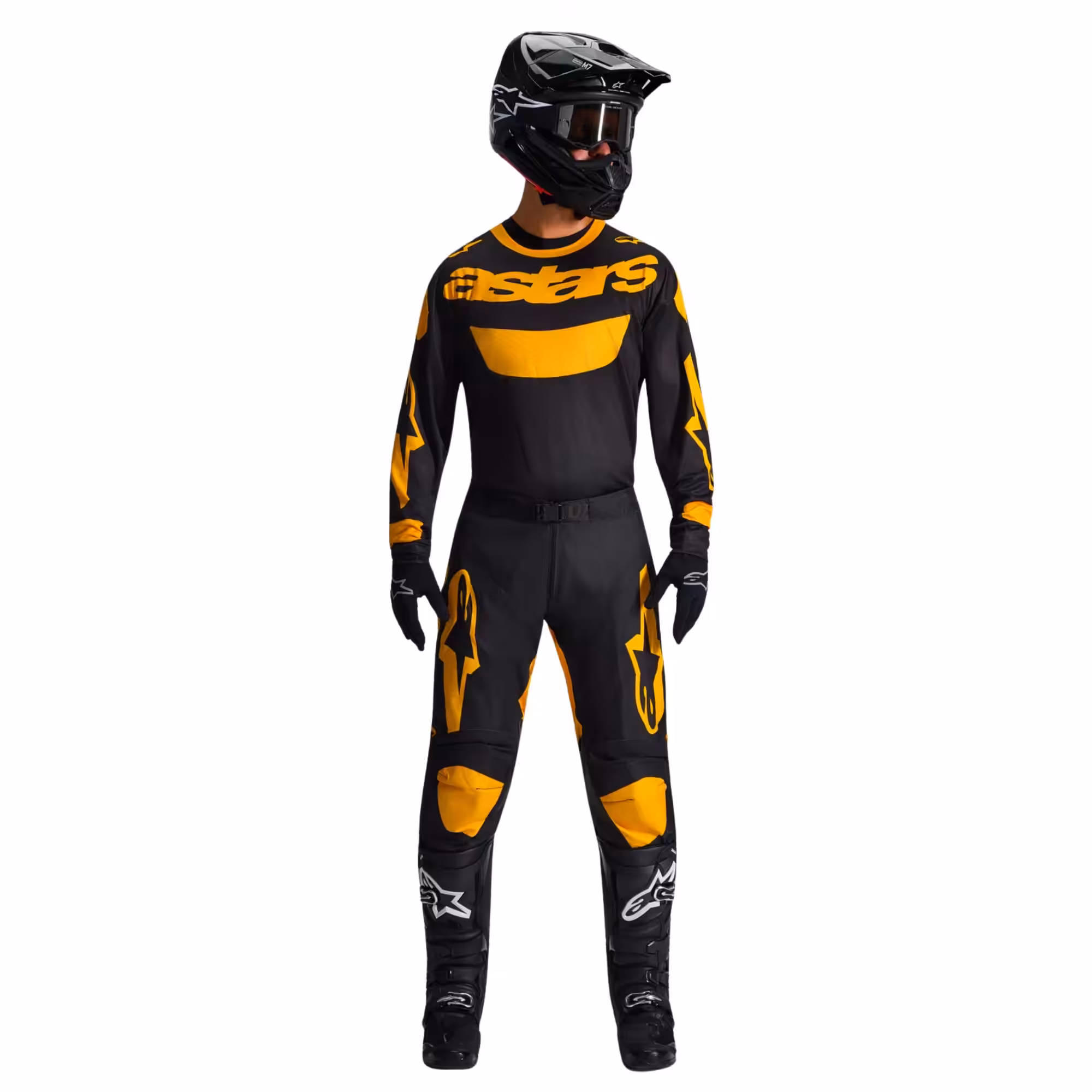 Traje Alpinestars Racer Riway negro y amarillo puesto en piloto