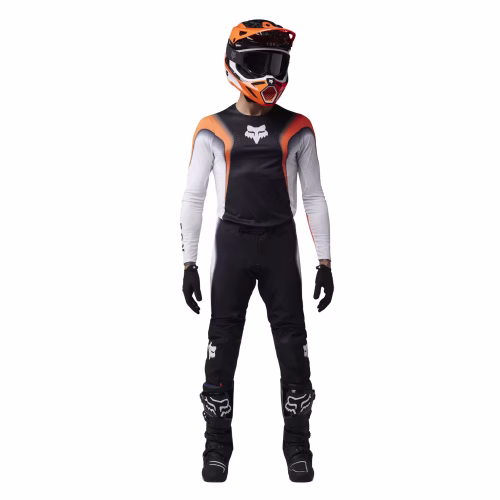 Traje Fox Flexair Infinite negro y naranja puesto en piloto