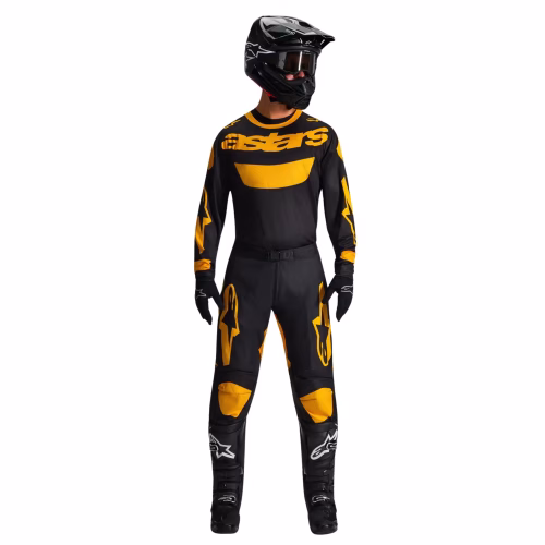 Traje Alpinestars Racer Riway negro y amarillo puesto en piloto